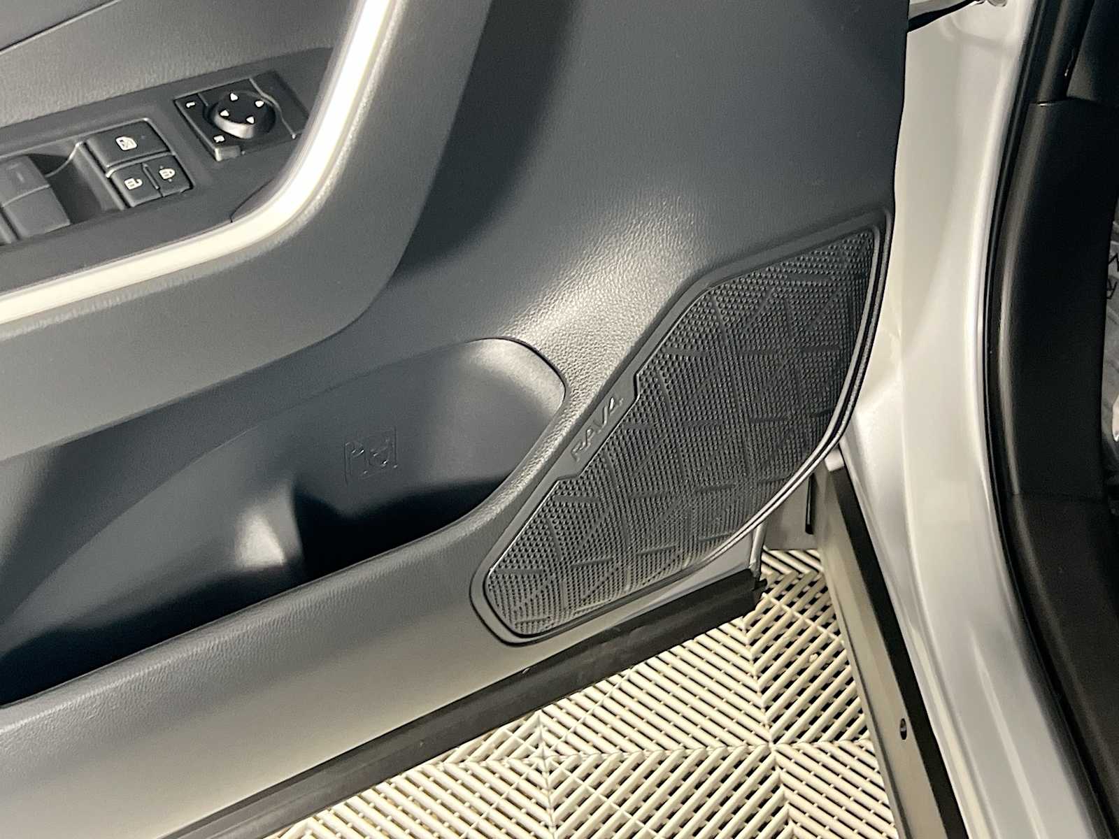 2022 Toyota RAV4 Hybrid LE - Photo 18