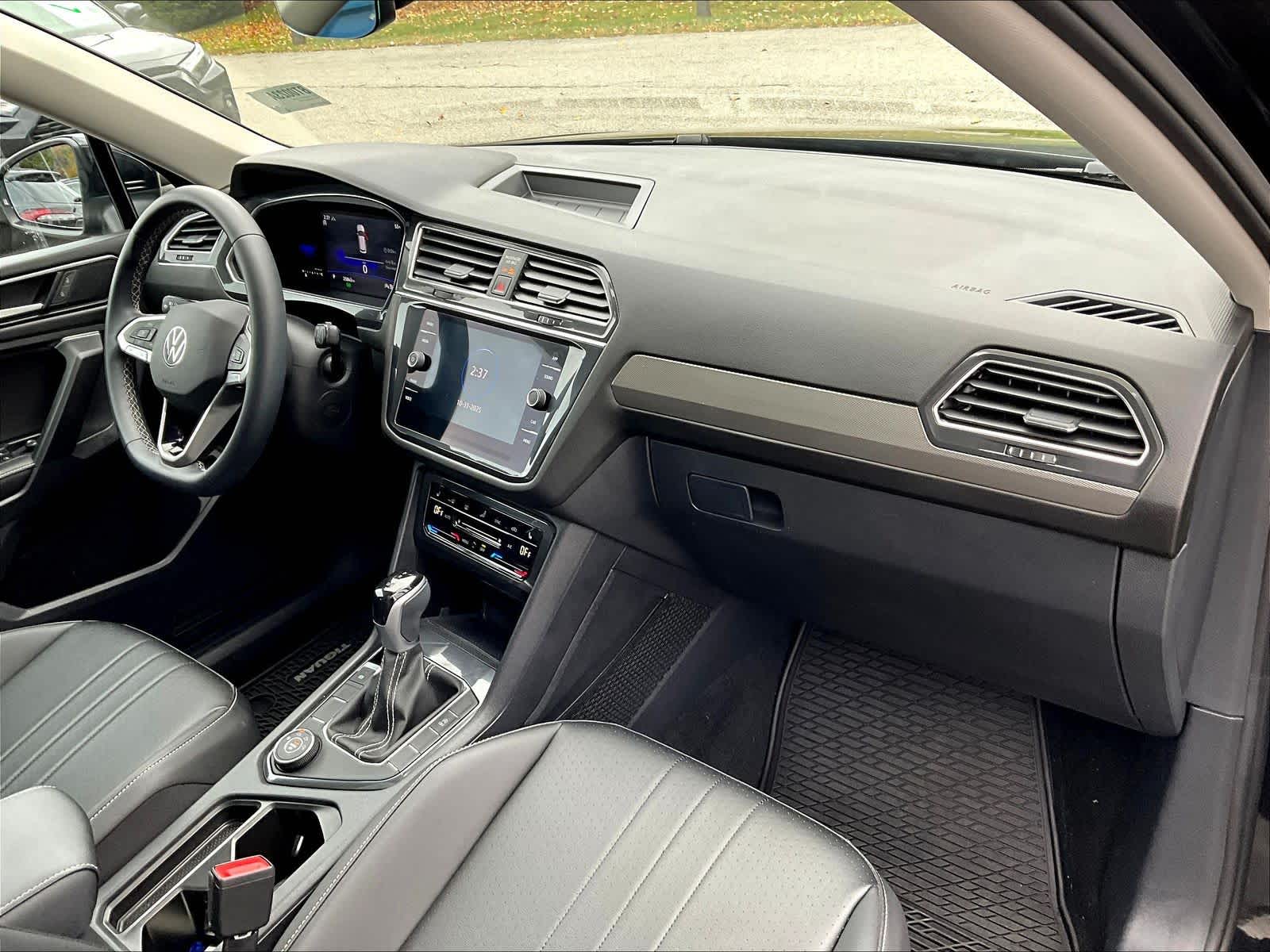 2022 Volkswagen Tiguan SE - Photo 14