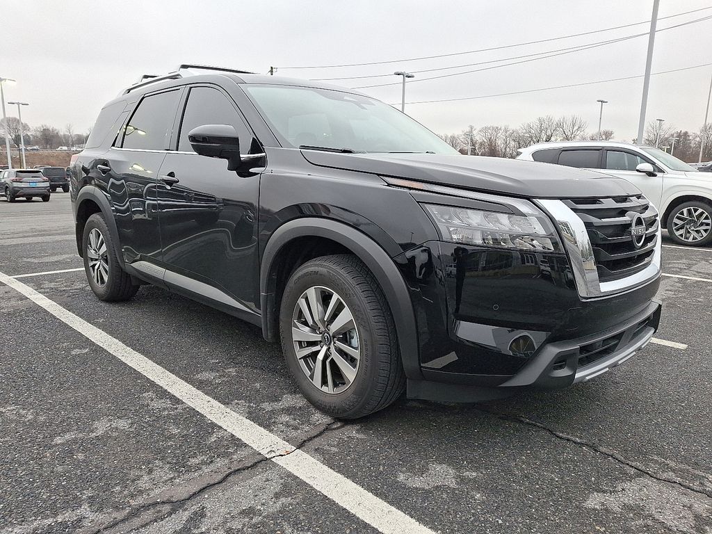 2025 Nissan Pathfinder SL