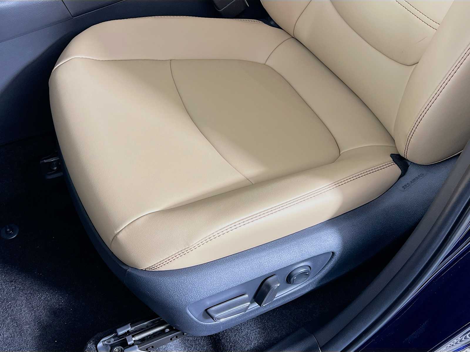 2025 Toyota RAV4 XLE Premium - Photo 17