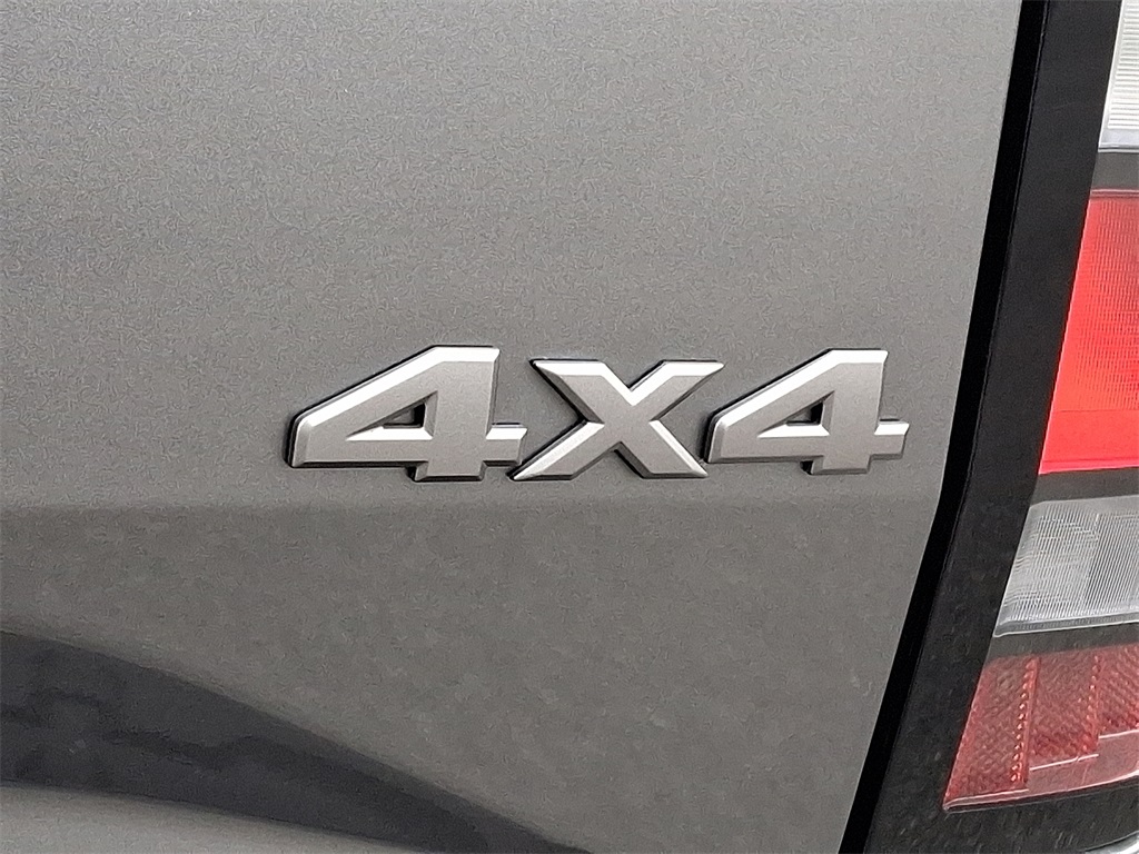 2025 Nissan Frontier SV - Photo 10