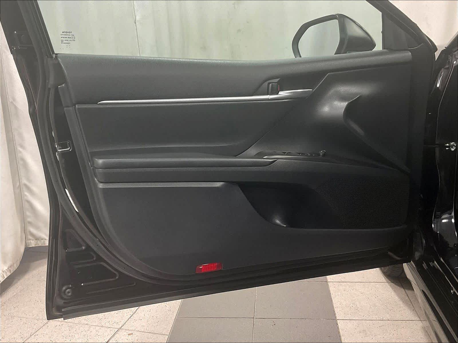 2023 Toyota Camry SE - Photo 9