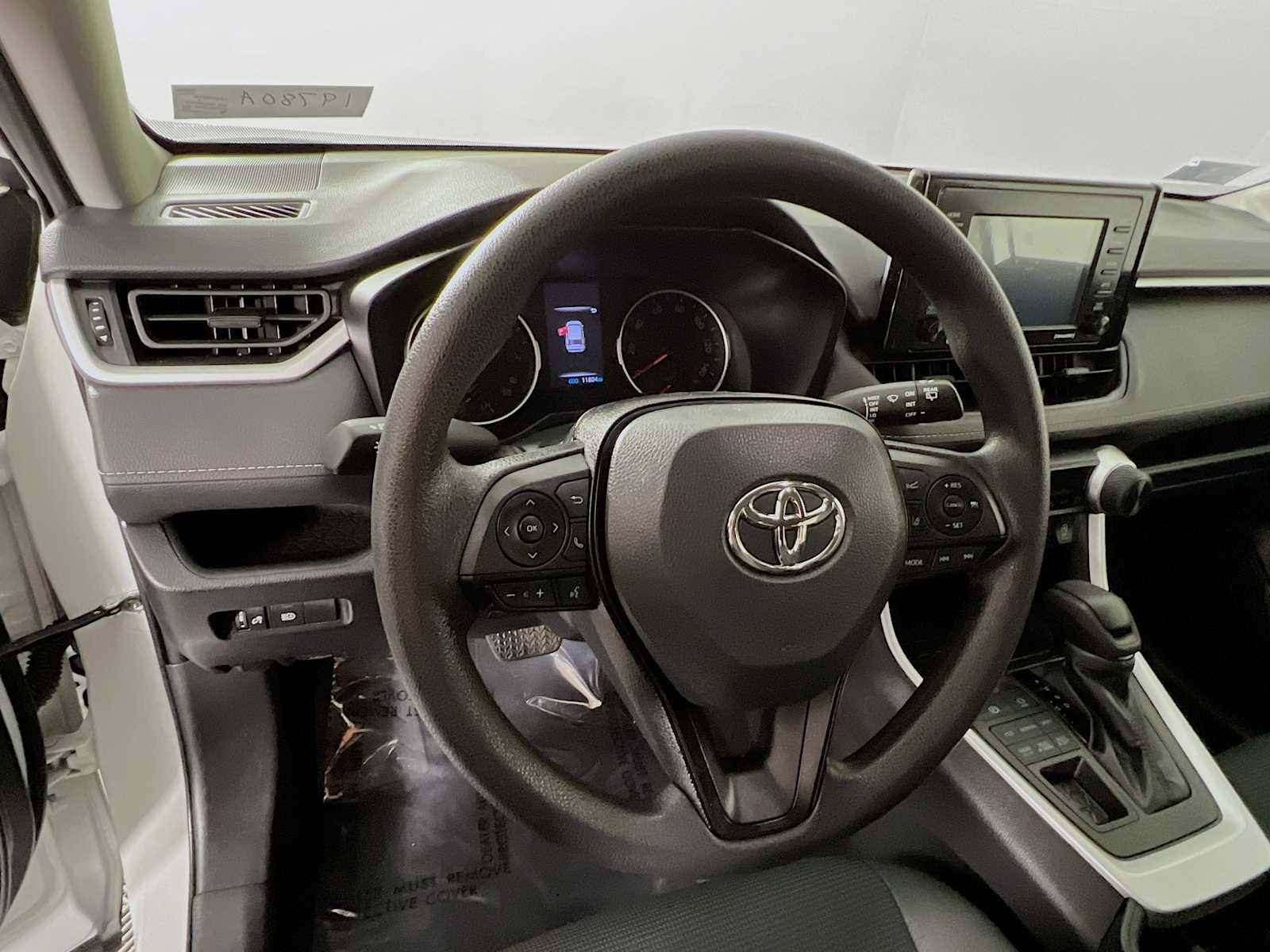 2022 Toyota RAV4 LE - Photo 11