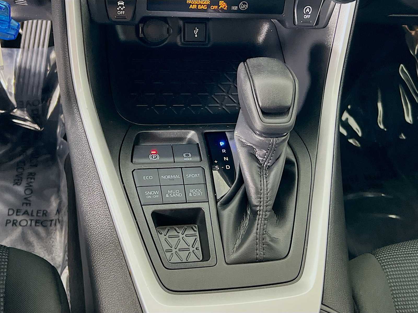2022 Toyota RAV4 LE - Photo 16