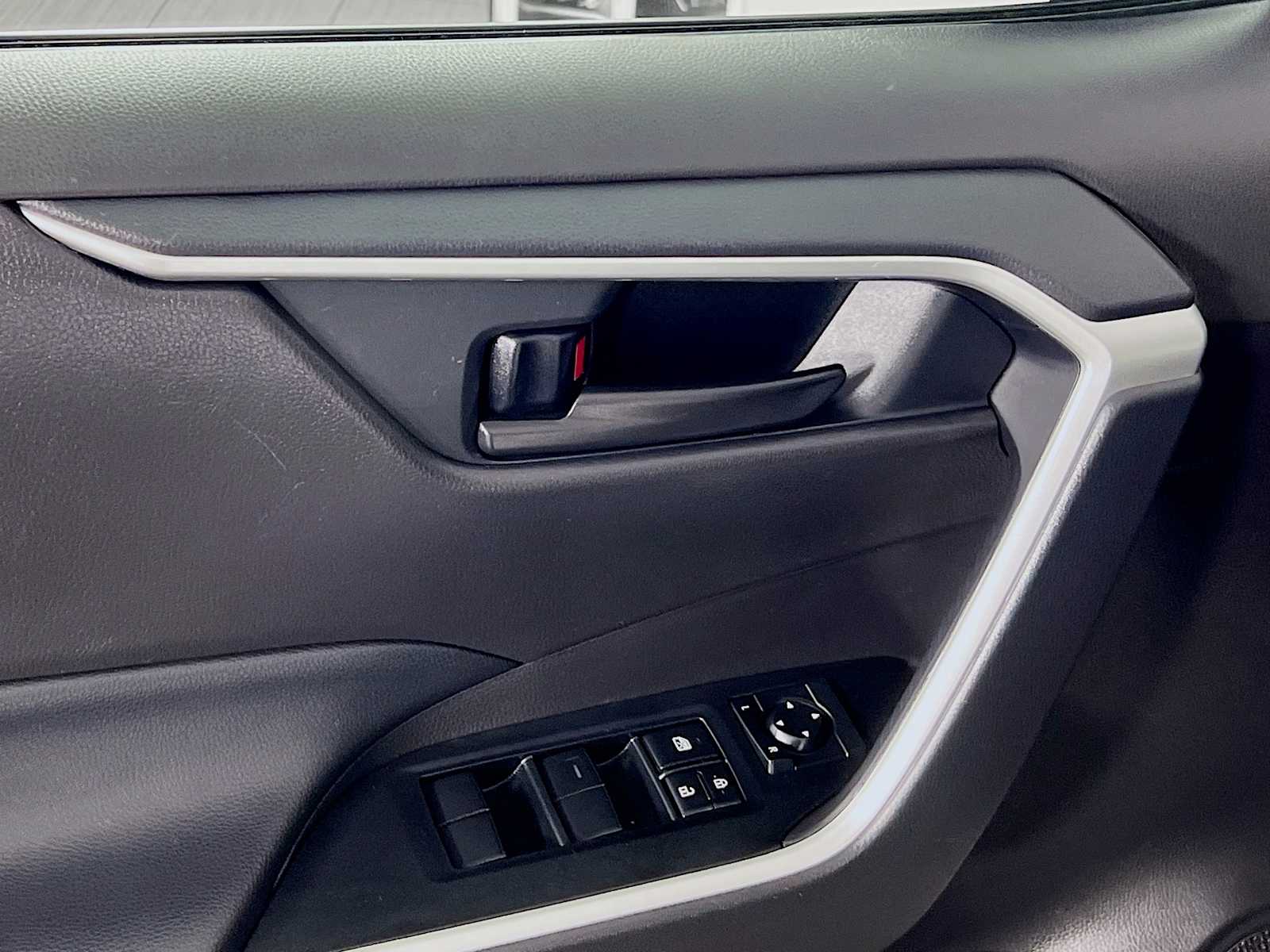 2022 Toyota RAV4 LE - Photo 17