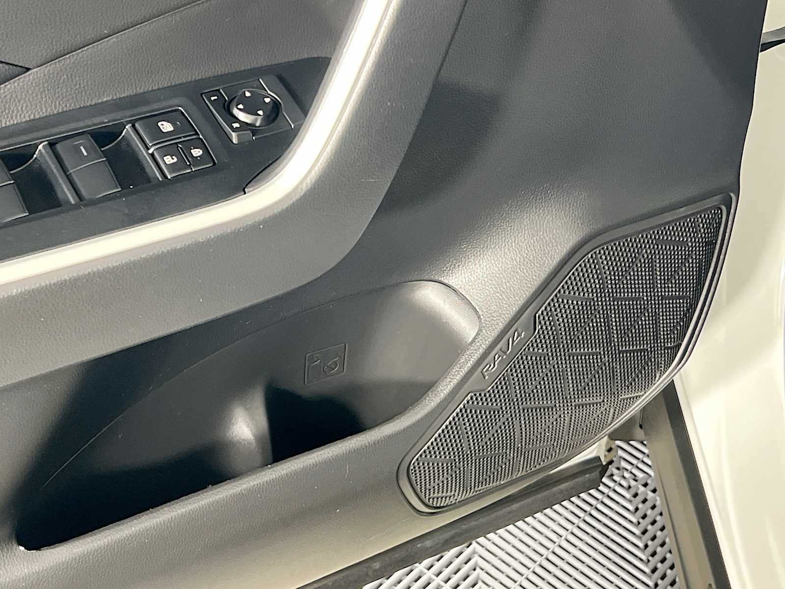 2022 Toyota RAV4 LE - Photo 18