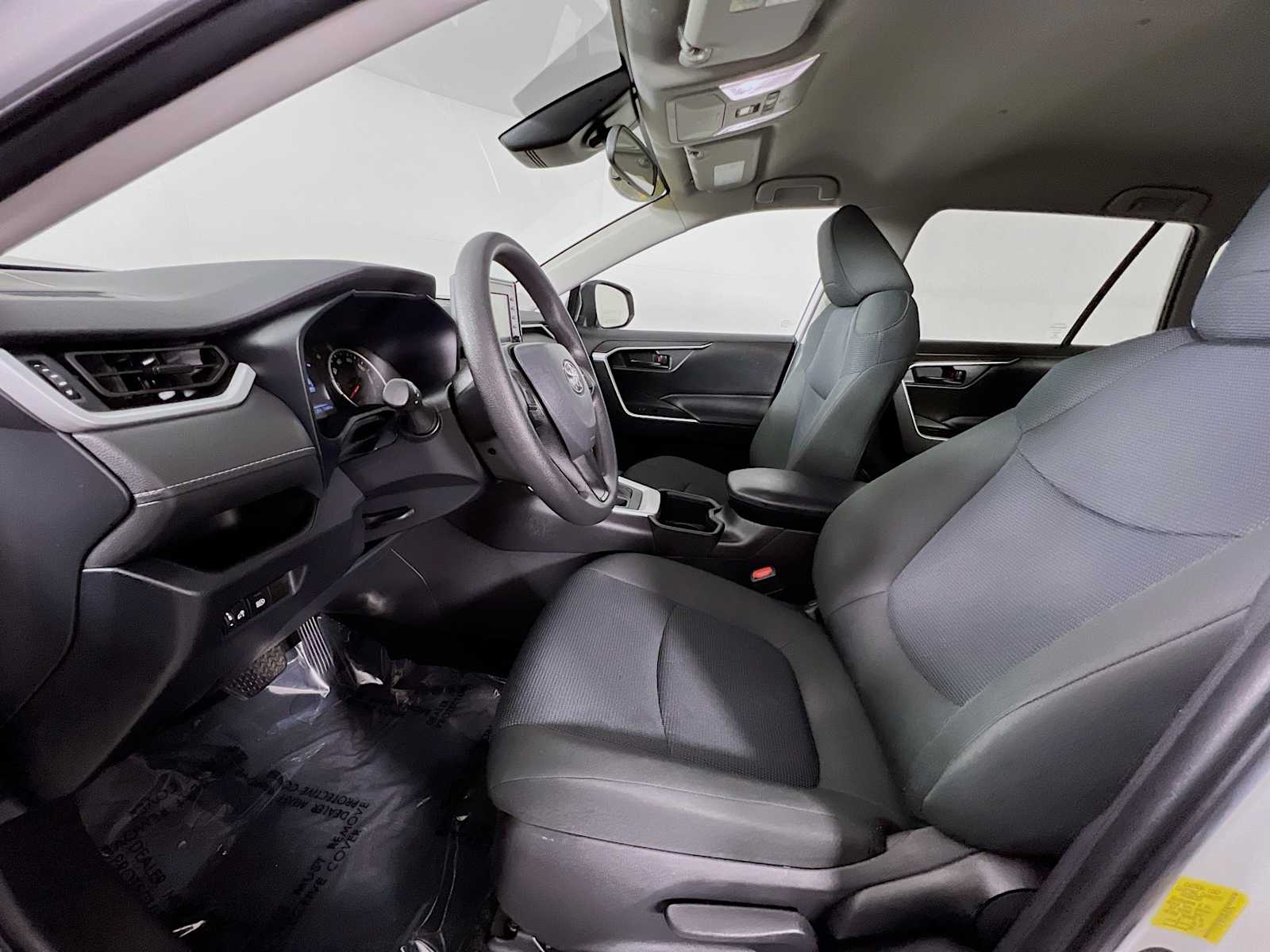 2022 Toyota RAV4 LE - Photo 20