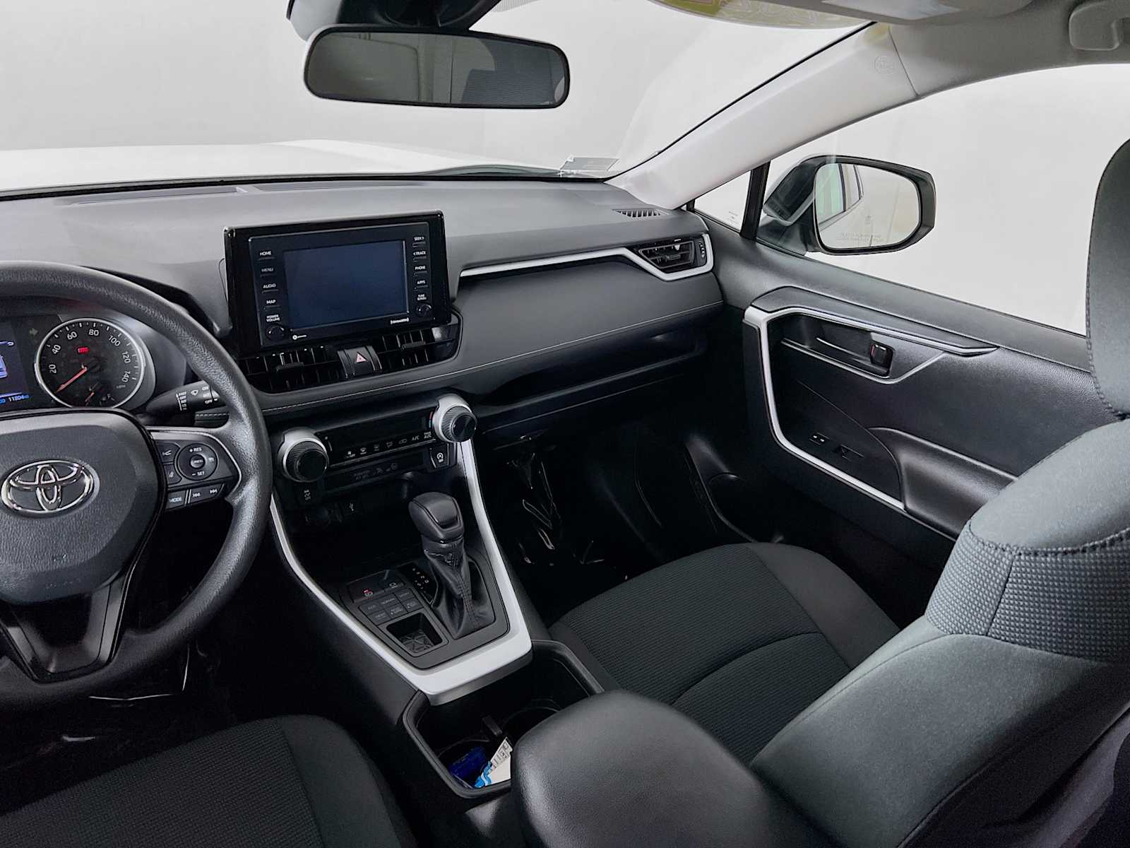 2022 Toyota RAV4 LE - Photo 22