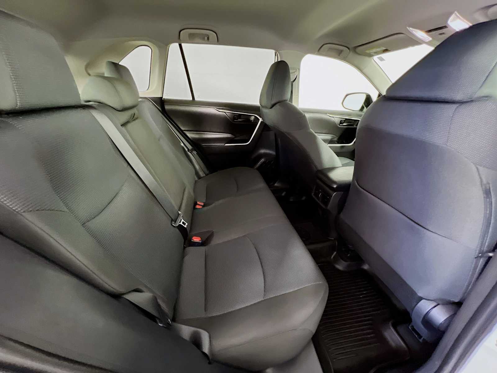 2022 Toyota RAV4 LE - Photo 25