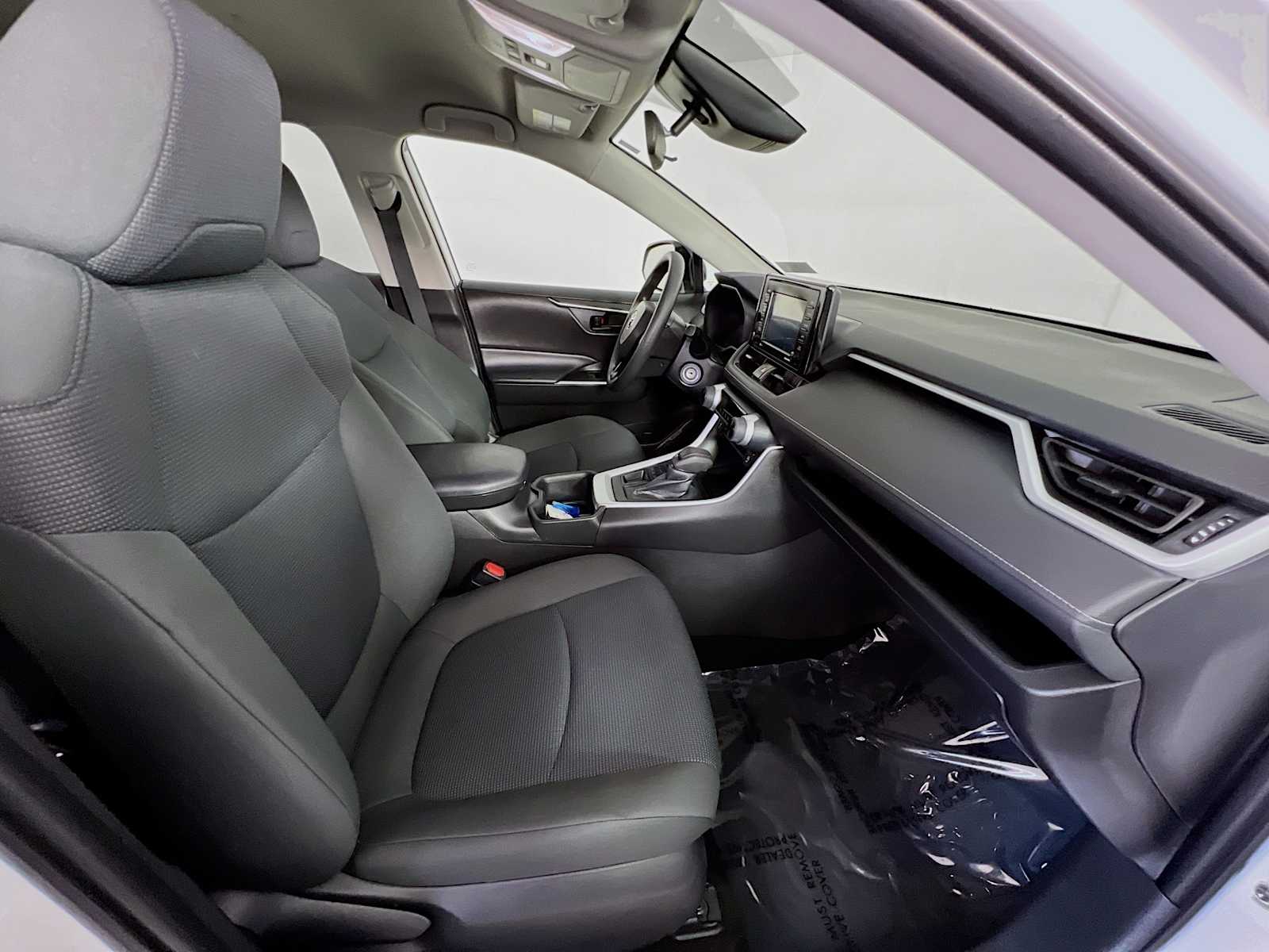2022 Toyota RAV4 LE - Photo 26