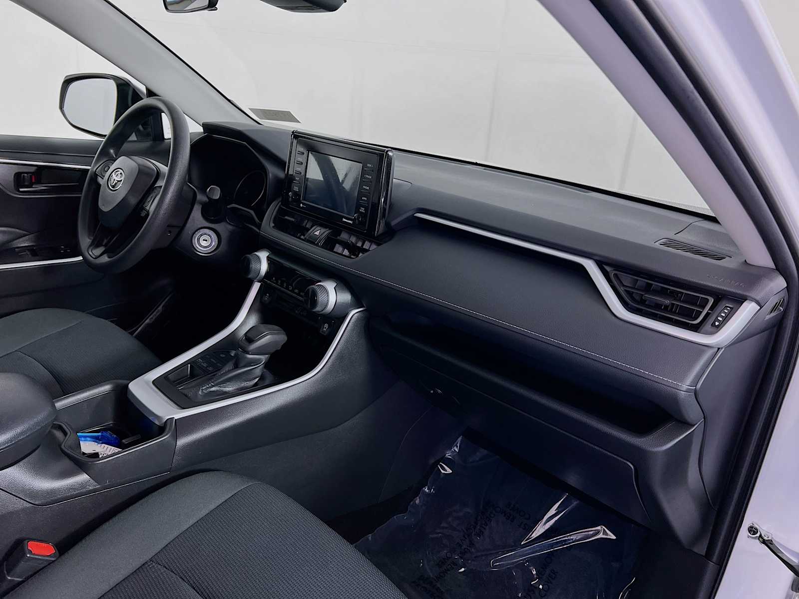 2022 Toyota RAV4 LE - Photo 27