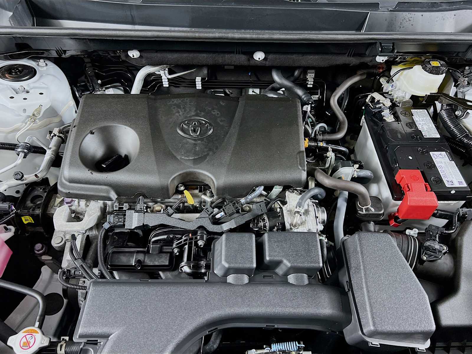 2022 Toyota RAV4 LE - Photo 28
