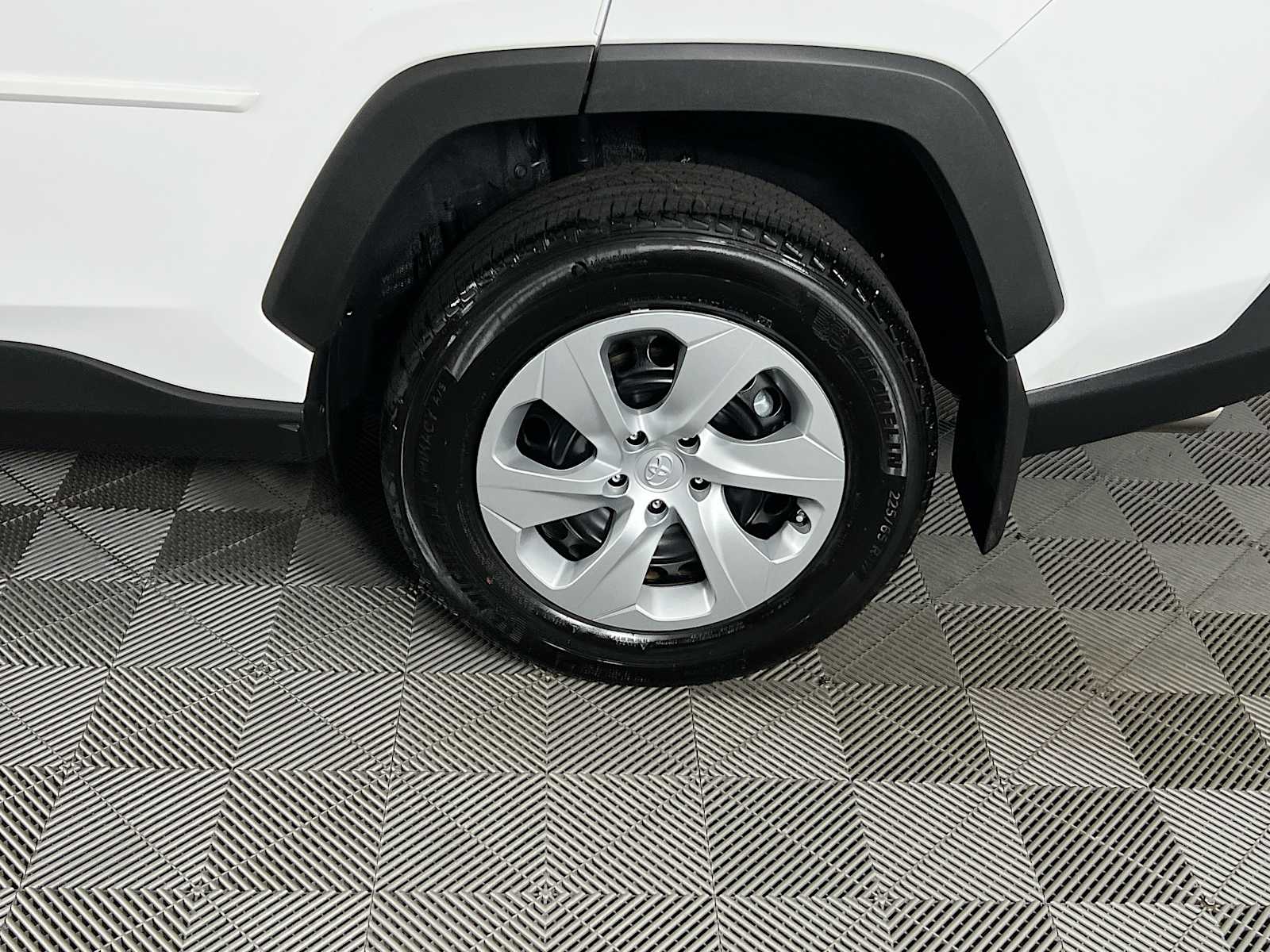 2022 Toyota RAV4 LE - Photo 29
