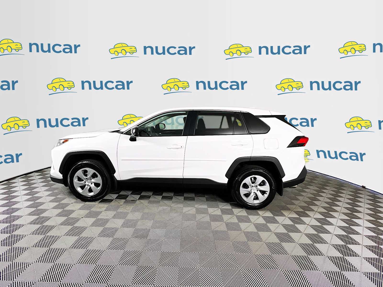 2022 Toyota RAV4 LE - Photo 4