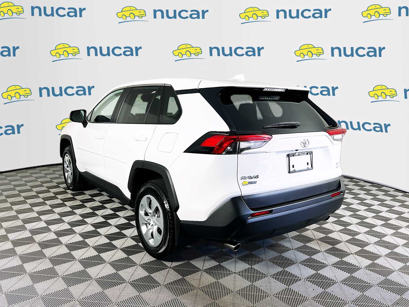 2022 Toyota RAV4 LE - Photo 5