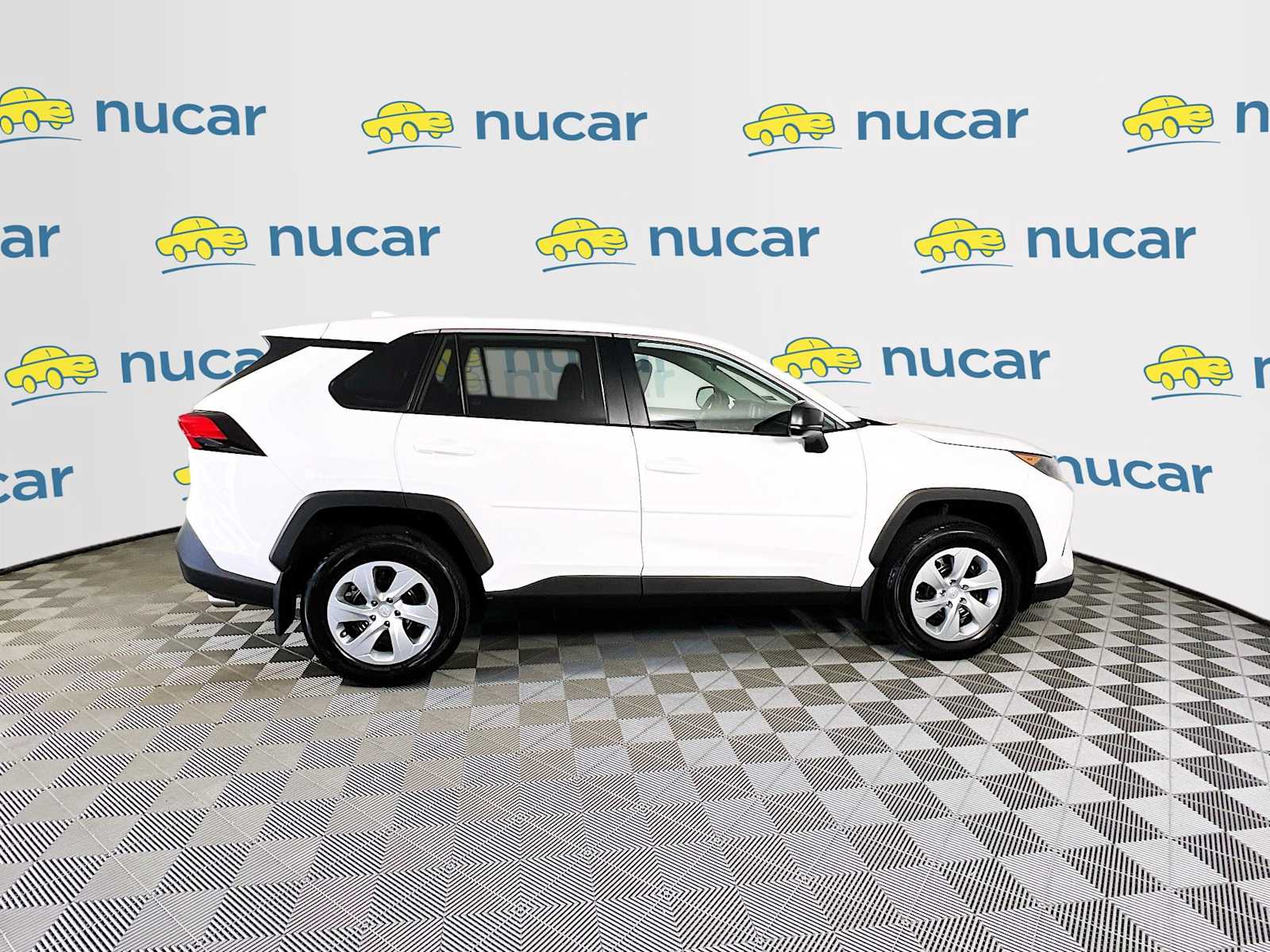 2022 Toyota RAV4 LE - Photo 8