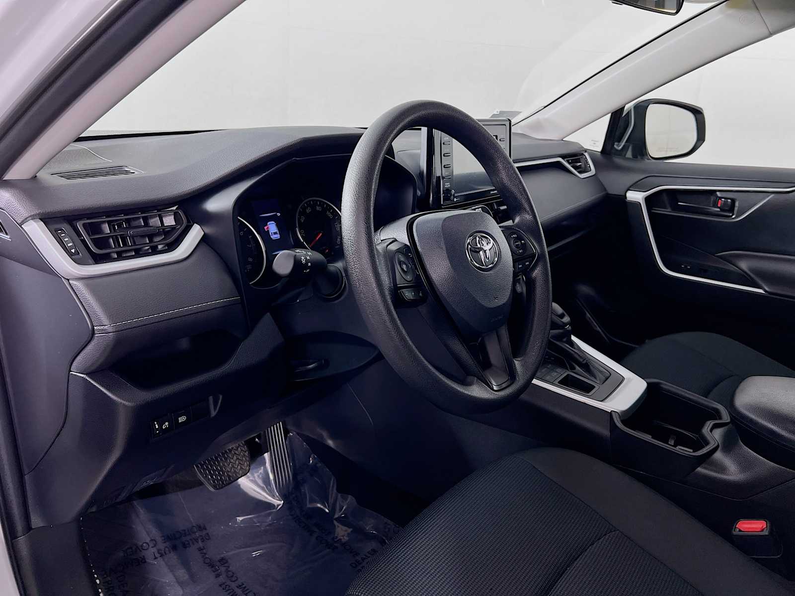 2022 Toyota RAV4 LE - Photo 9