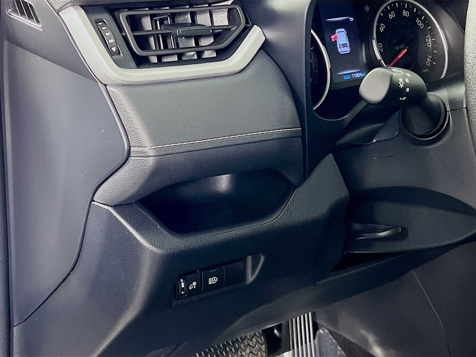 2022 Toyota RAV4 LE - Photo 10