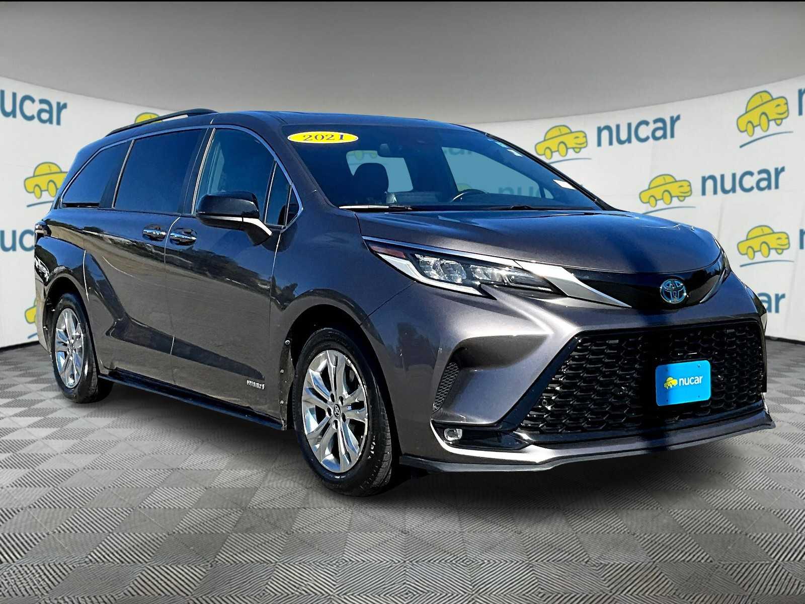 2021 Toyota Sienna XSE's photo