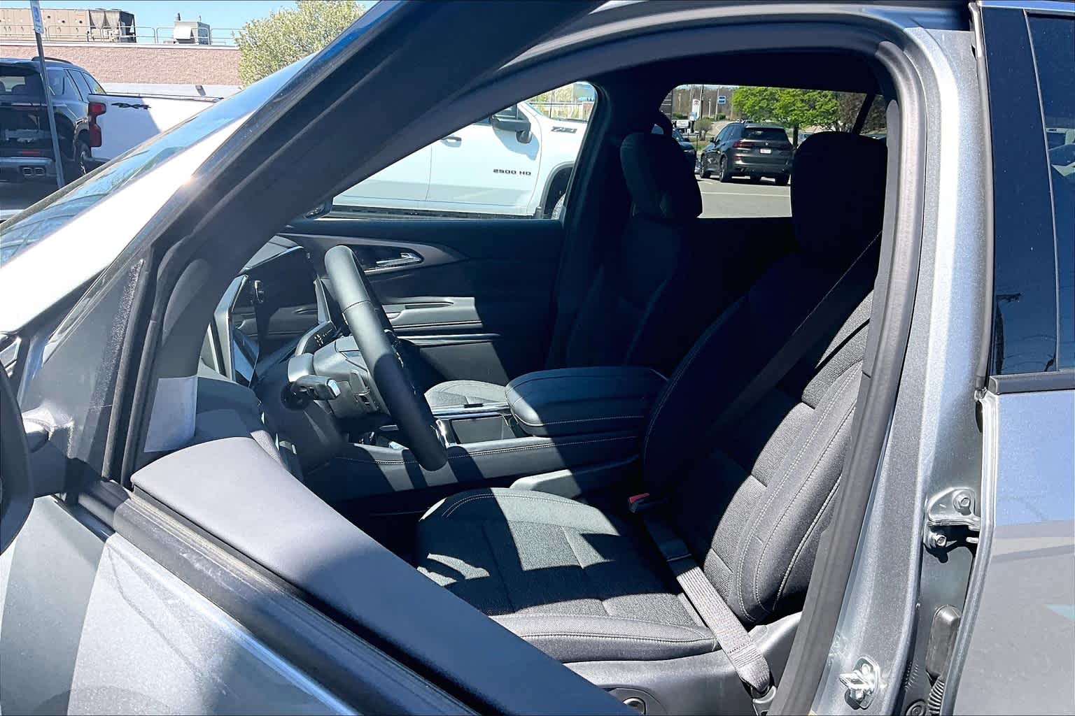 2025 Chevrolet Traverse FWD LT - Photo 11