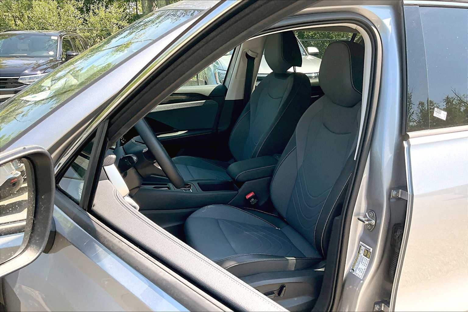 2025 Volkswagen Tiguan SE - Photo 11