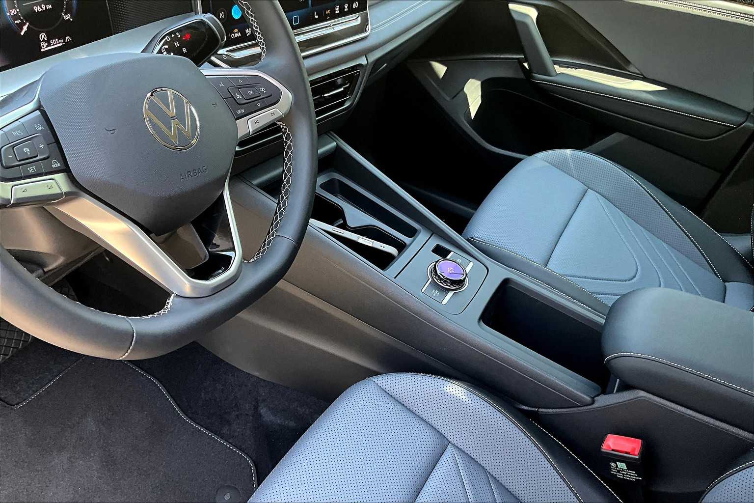 2025 Volkswagen Tiguan SE - Photo 14