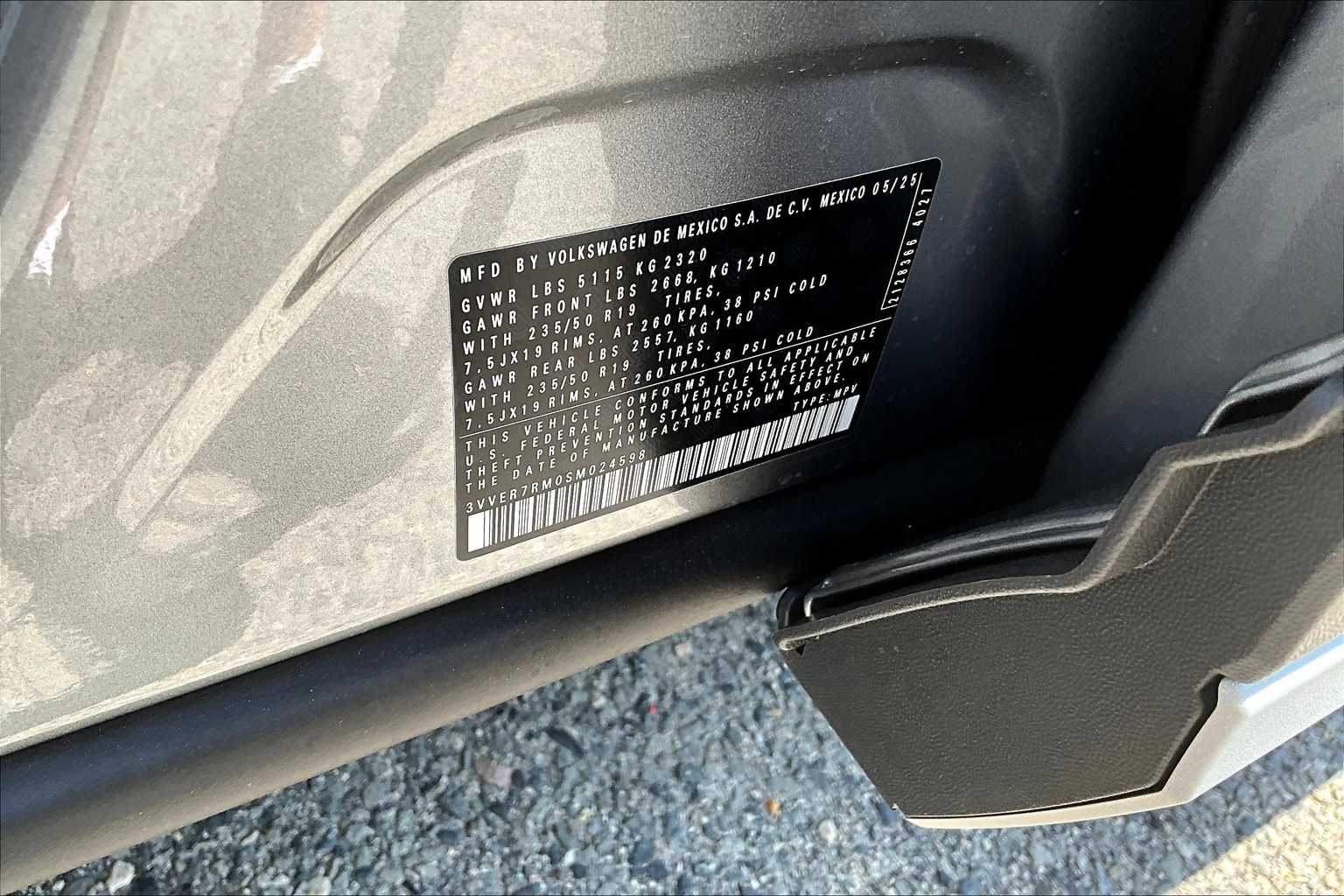 2025 Volkswagen Tiguan SE - Photo 17