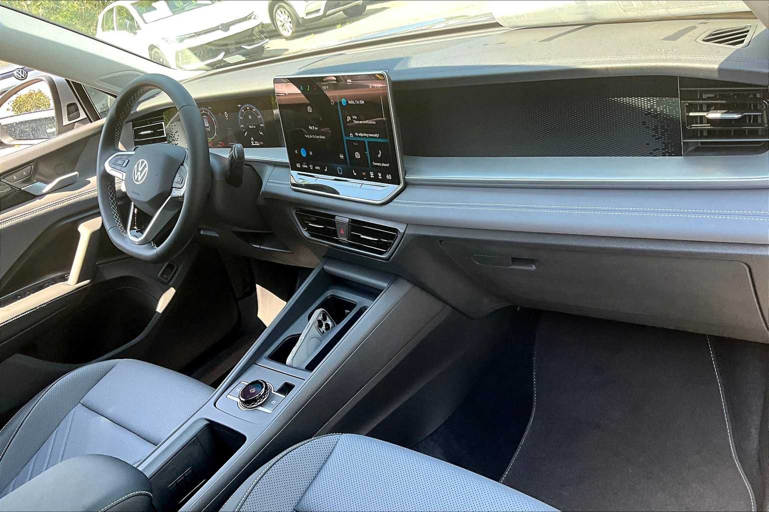 2025 Volkswagen Tiguan SE - Photo 10