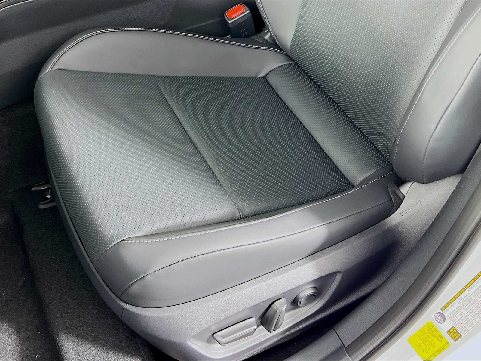2025 Toyota Prius XLE - Photo 16