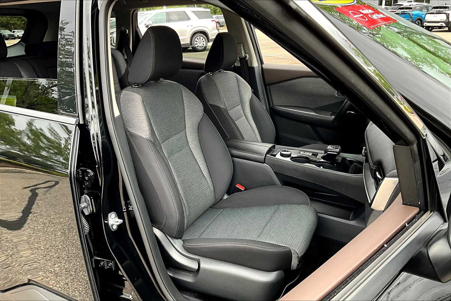 2021 Nissan Rogue SV - Photo 11