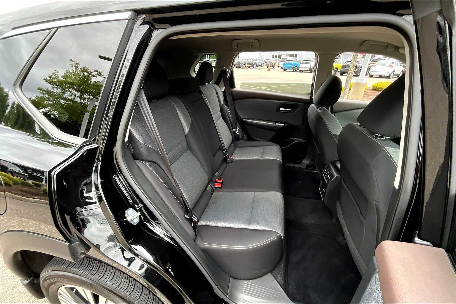 2021 Nissan Rogue SV - Photo 16