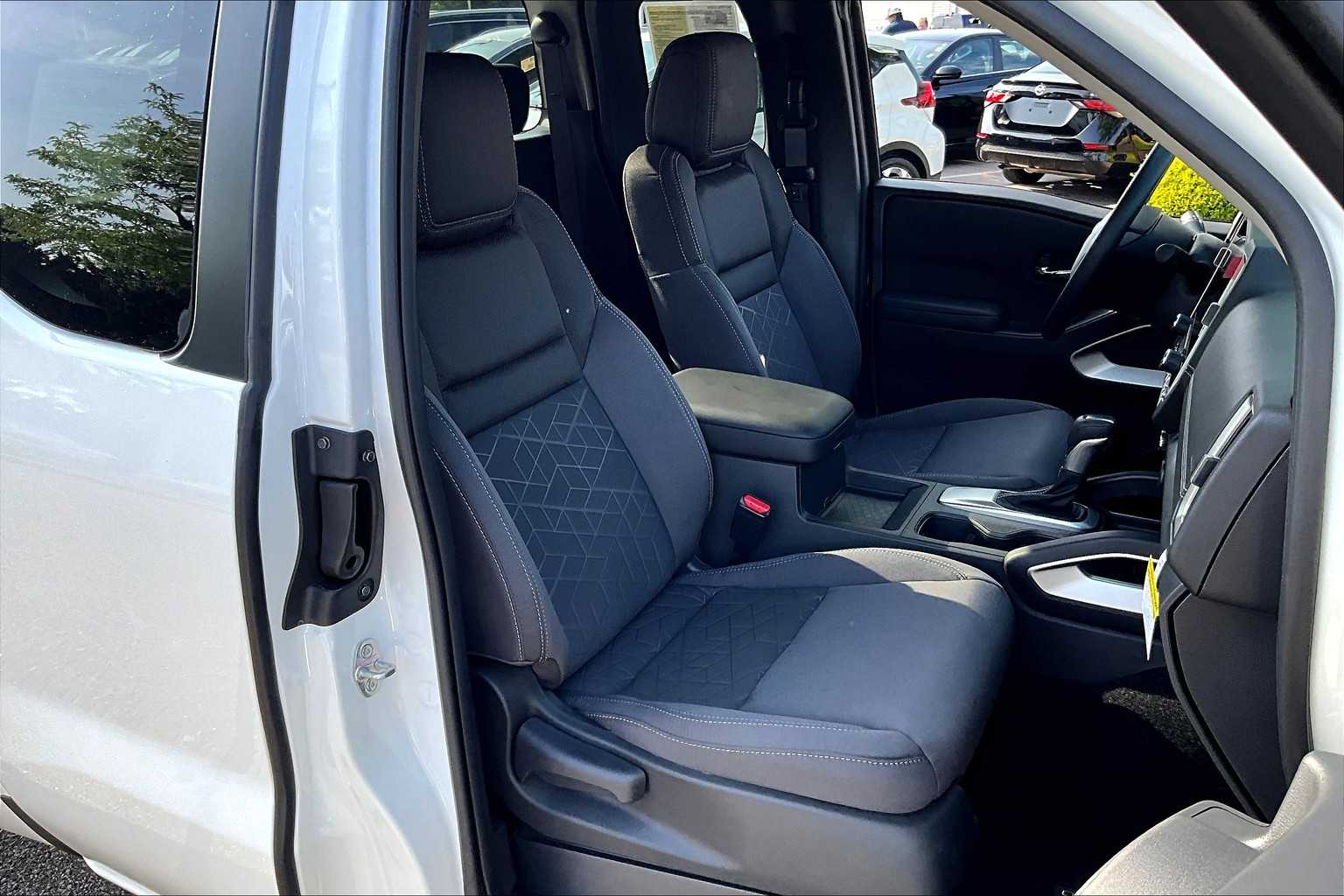 2025 Nissan Frontier SV - Photo 11