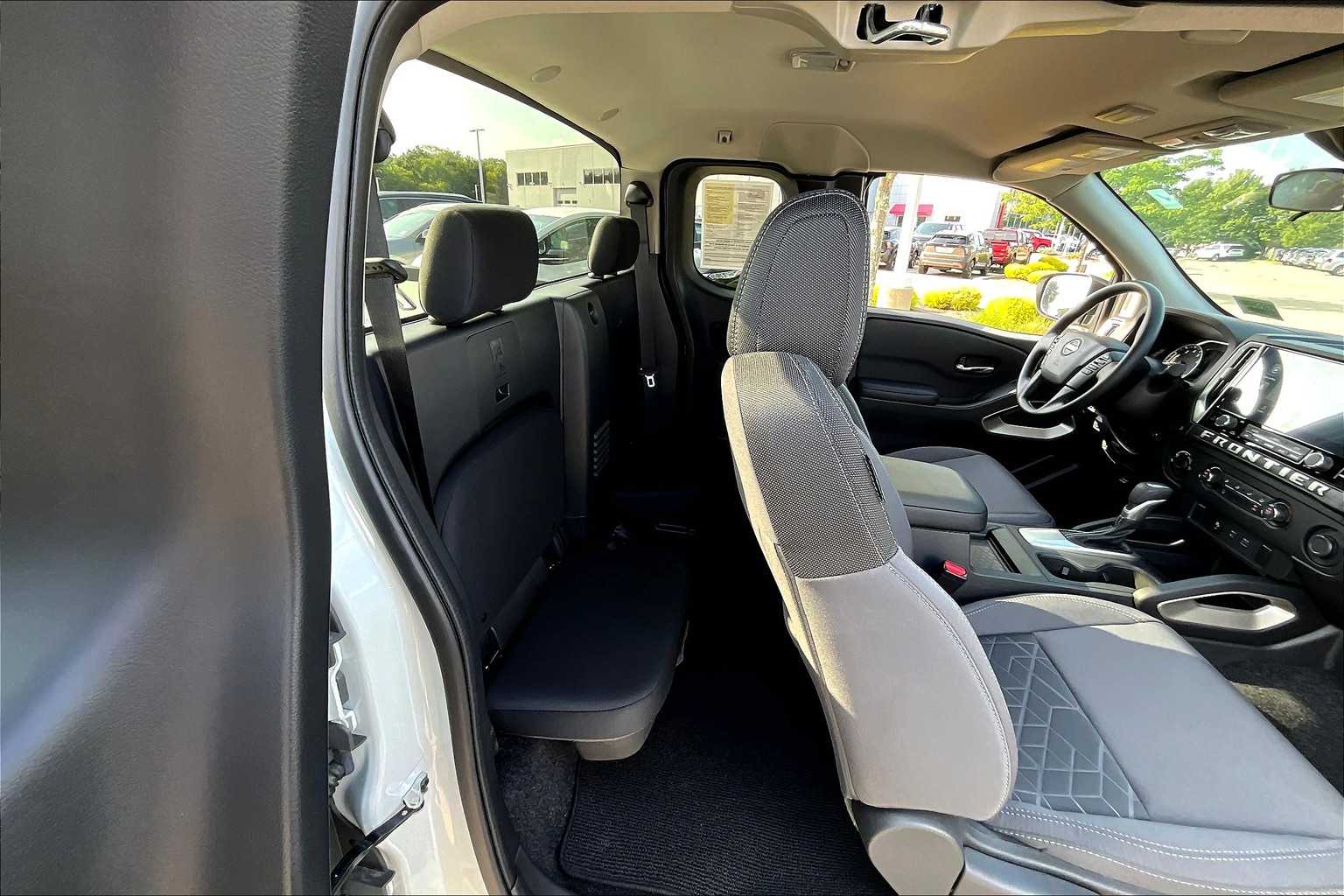 2025 Nissan Frontier SV - Photo 16