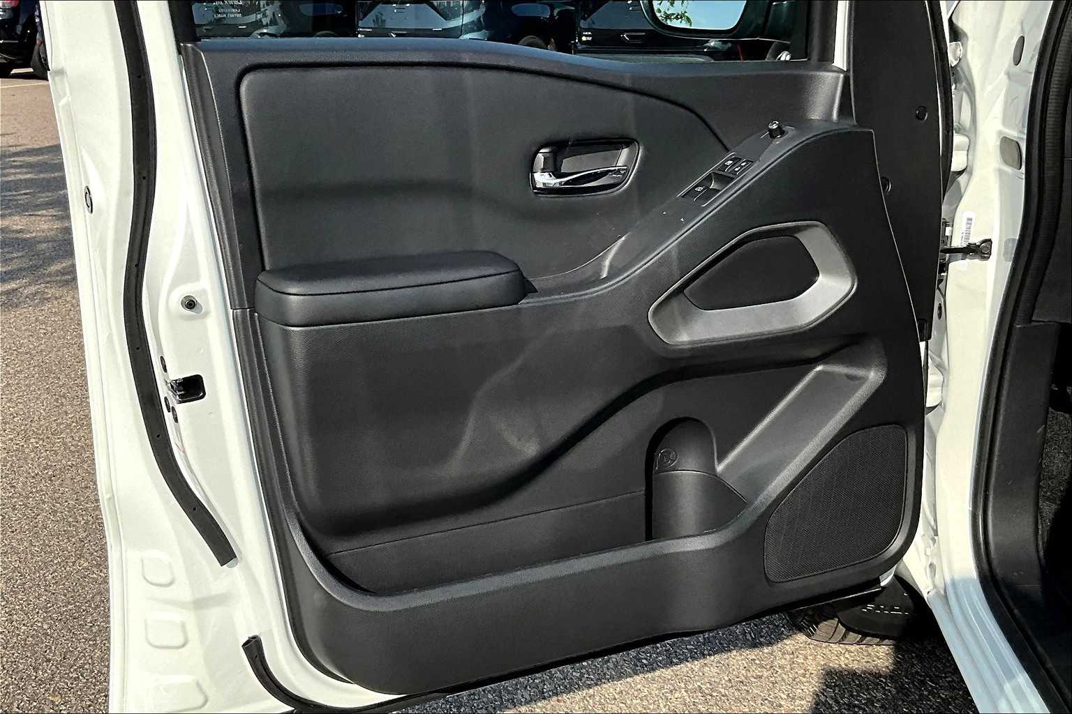 2025 Nissan Frontier SV - Photo 9