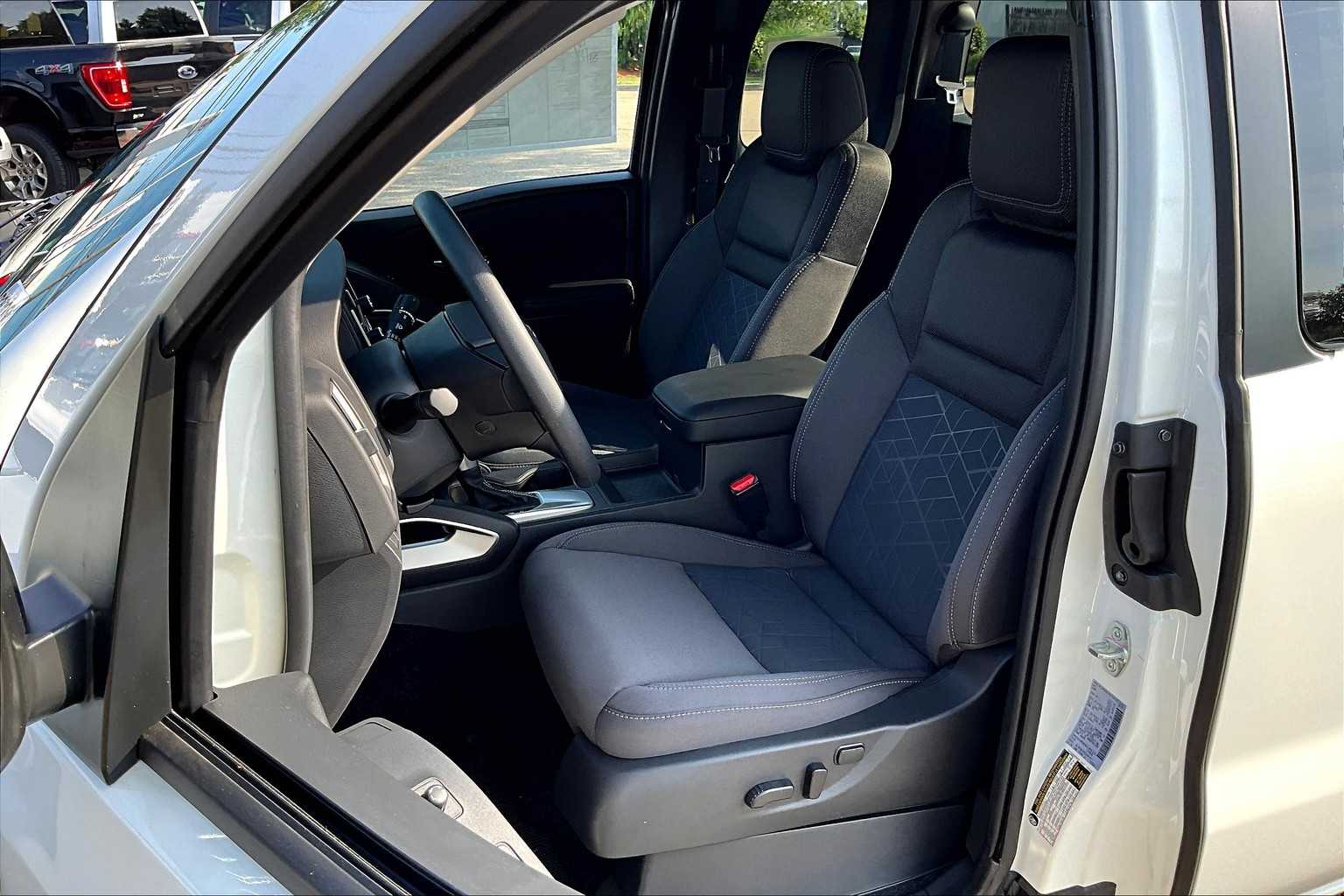 2025 Nissan Frontier SV - Photo 10