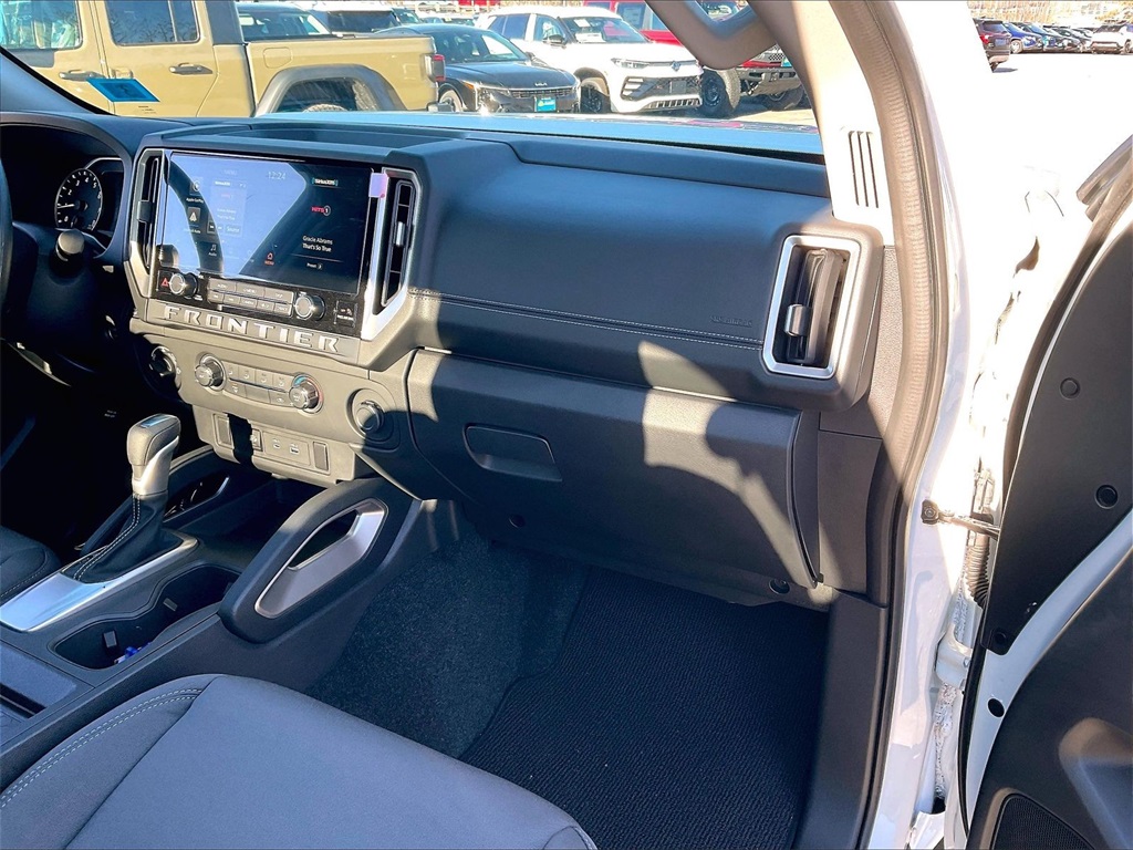 2025 Nissan Frontier SV - Photo 12