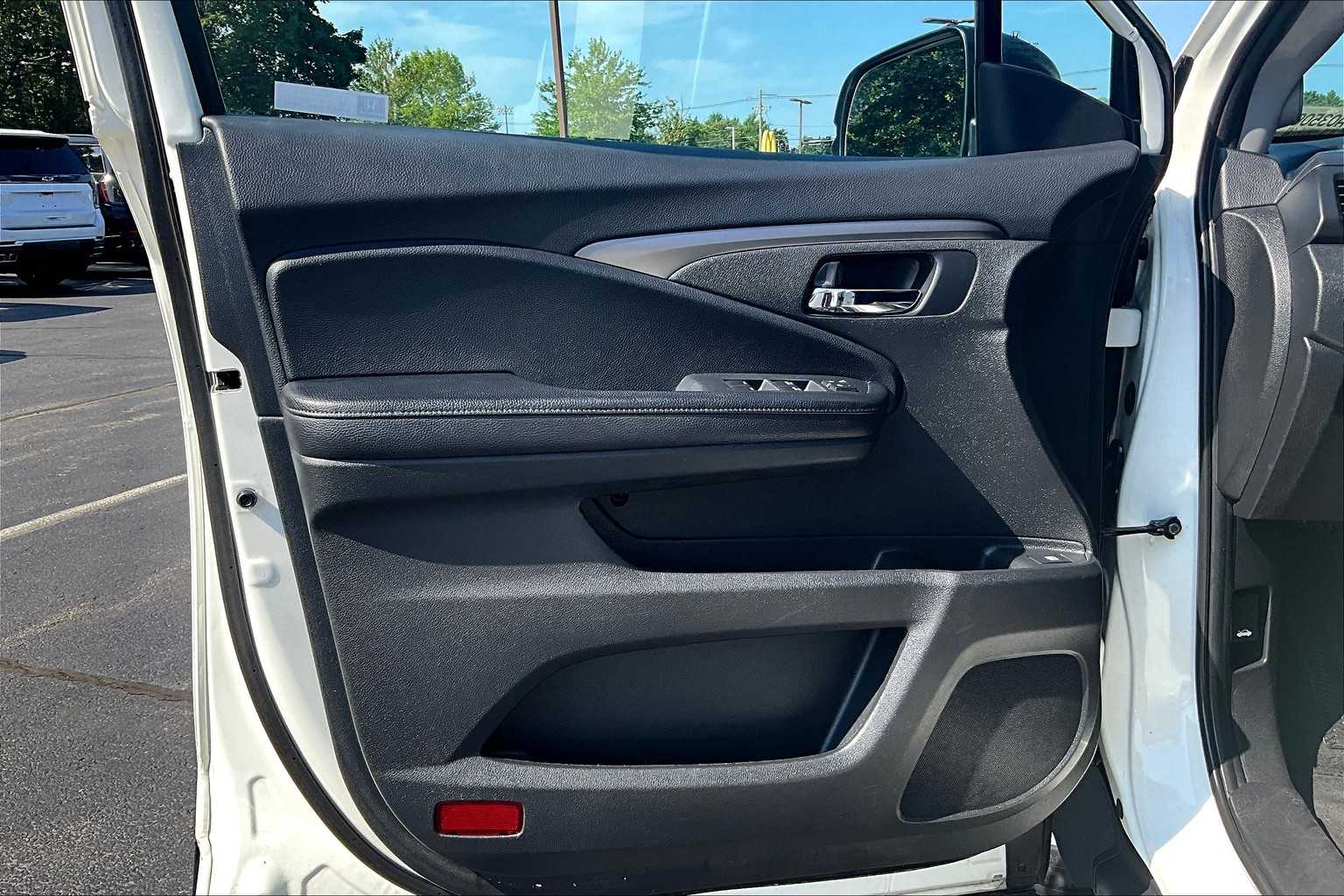 2019 Honda Pilot LX - Photo 9