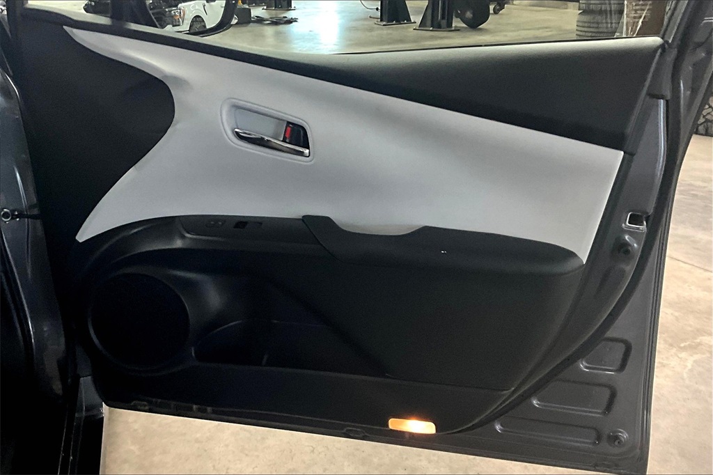 2019 Toyota Prius XLE AWD-e - Photo 12