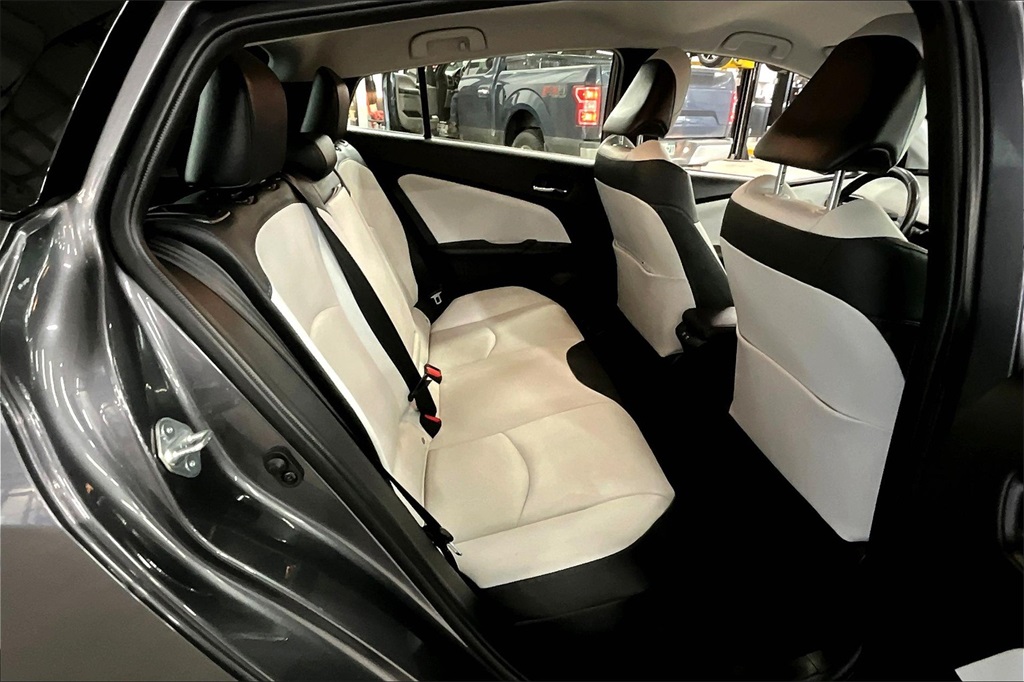 2019 Toyota Prius XLE AWD-e - Photo 16