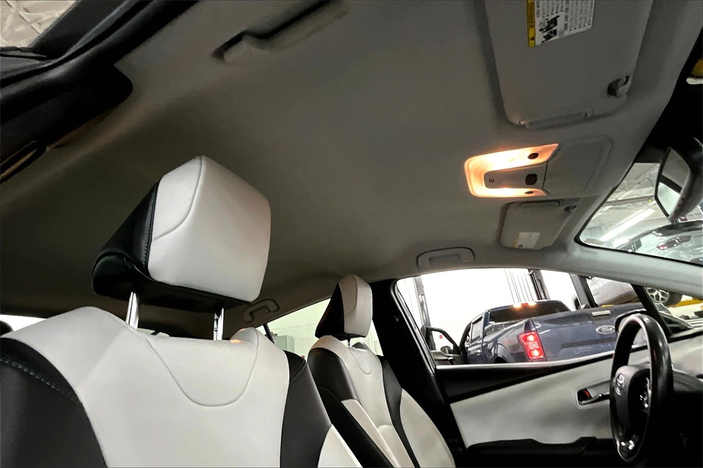 2019 Toyota Prius XLE AWD-e - Photo 21