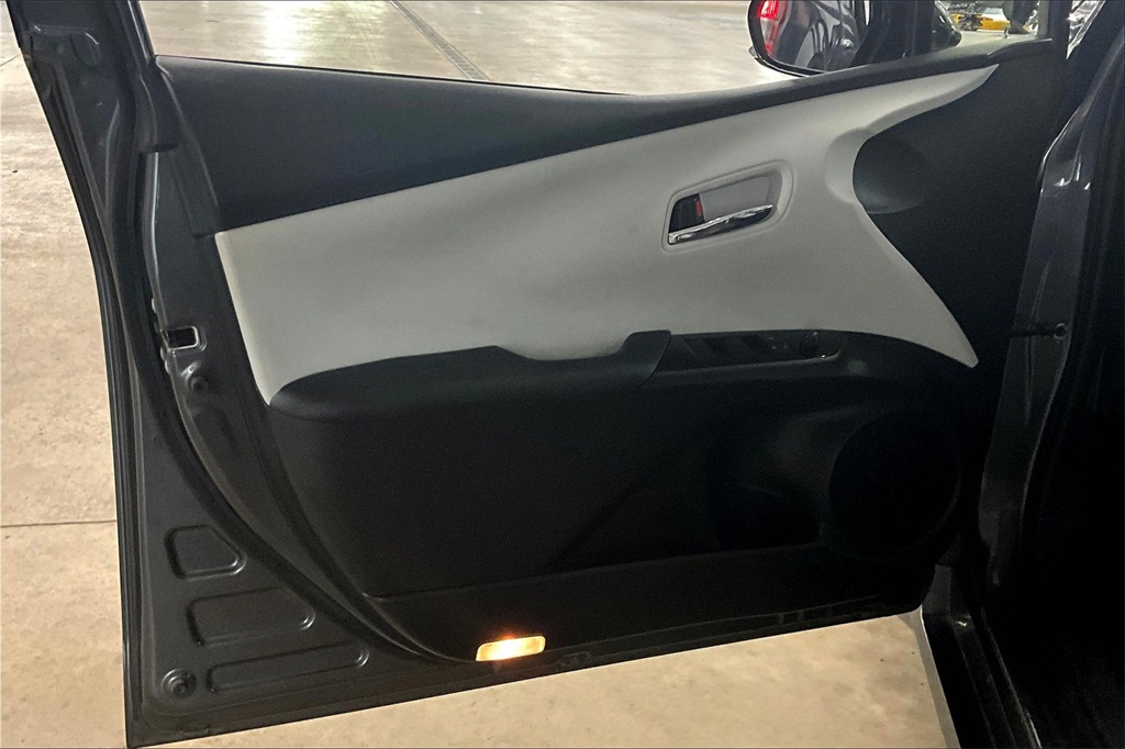 2019 Toyota Prius XLE AWD-e - Photo 9