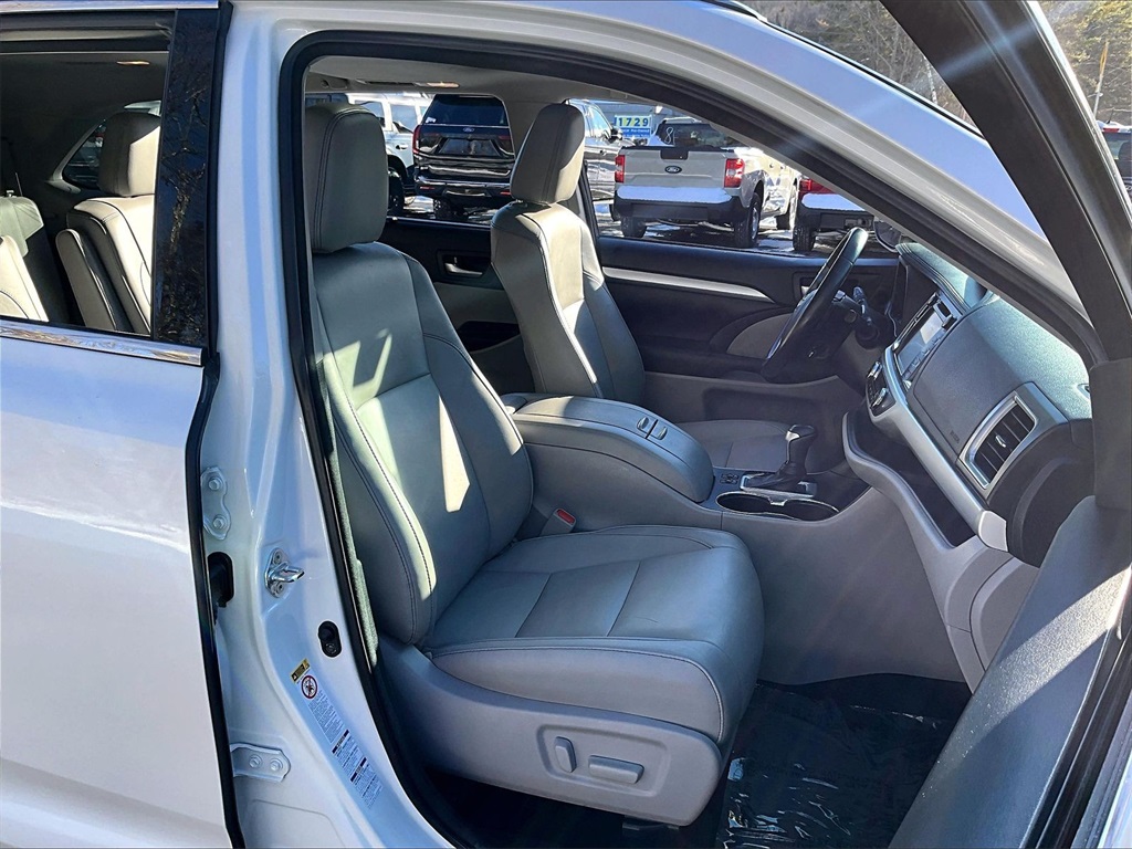 2018 Toyota Highlander SE - Photo 11