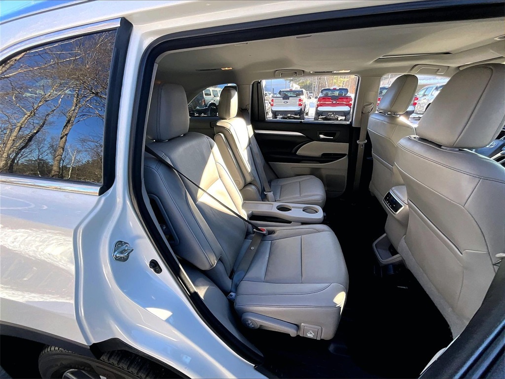 2018 Toyota Highlander SE - Photo 16