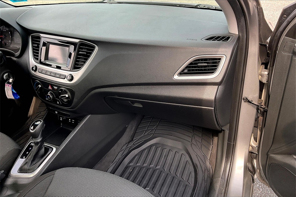 2021 Hyundai Accent SE - Photo 12
