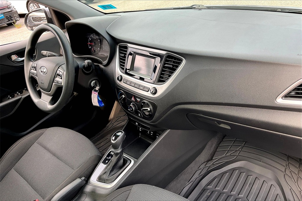2021 Hyundai Accent SE - Photo 13