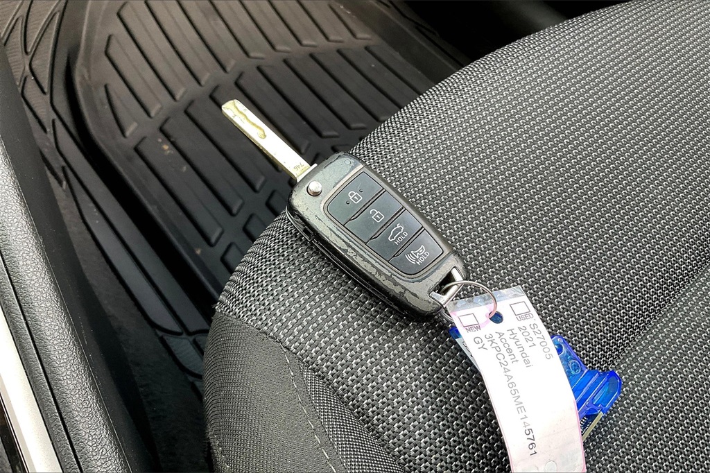 2021 Hyundai Accent SE - Photo 25