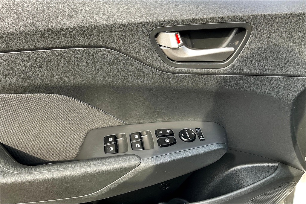 2021 Hyundai Accent SE - Photo 33