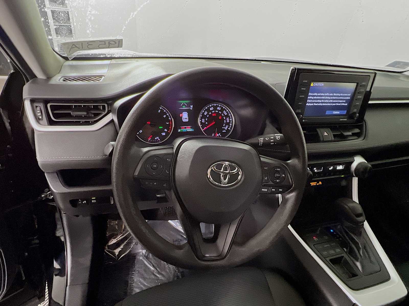 2022 Toyota RAV4 LE - Photo 11