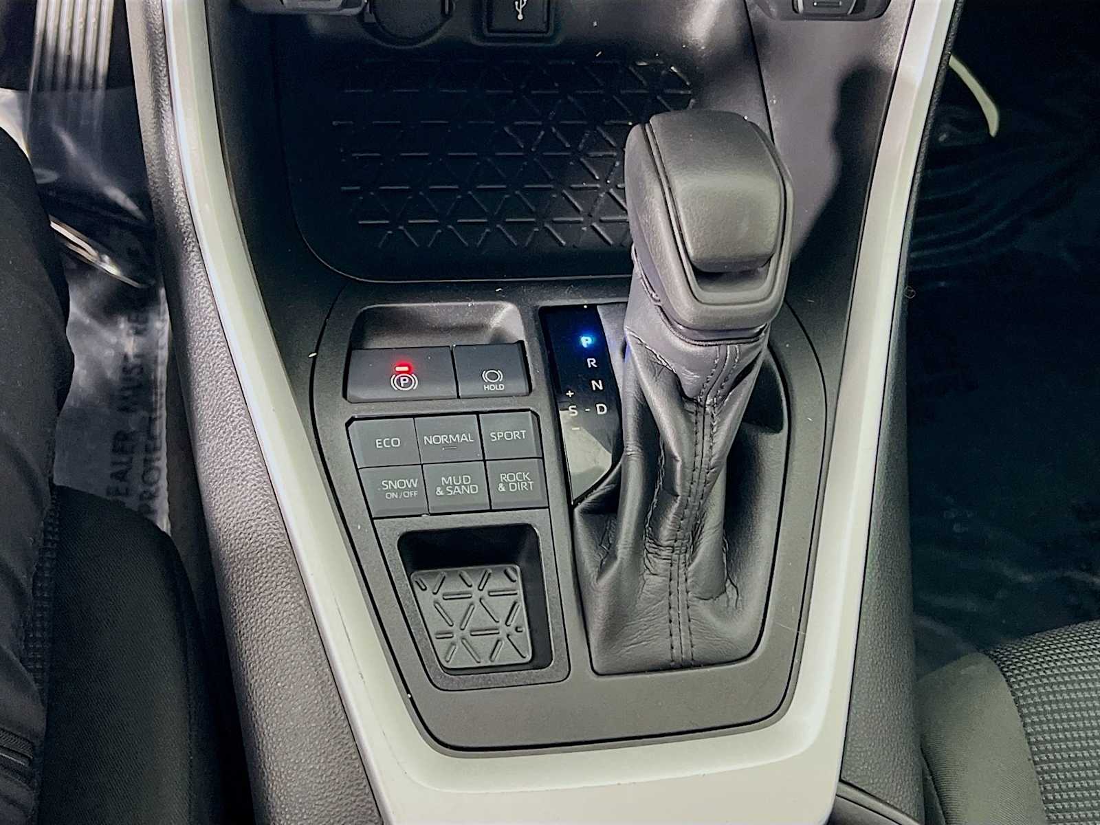 2022 Toyota RAV4 LE - Photo 16