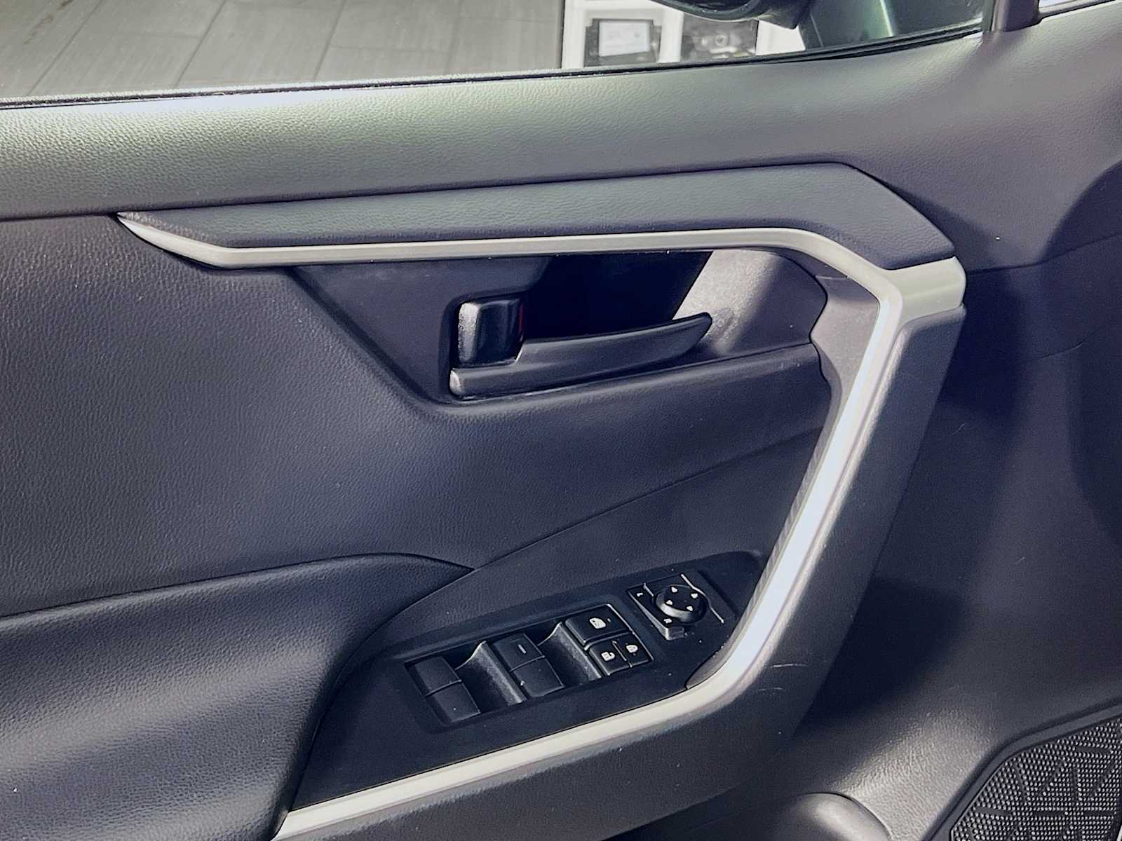 2022 Toyota RAV4 LE - Photo 17